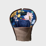 Pochette/coffre à crayons (fleurs bleues)